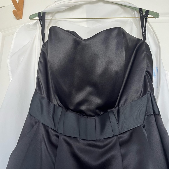Black strapless dress with pockets - Picture 4 of 7